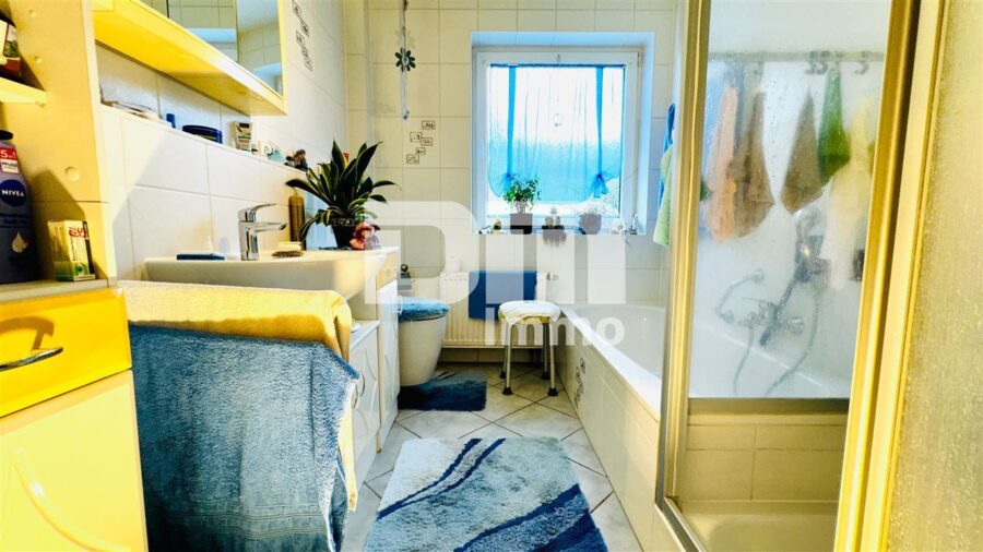 Gepflegte Etagenwohnung in hervorragender Wohnlage mit Carport und großem Balkon - Badezimmer / Badewanne / Dusche